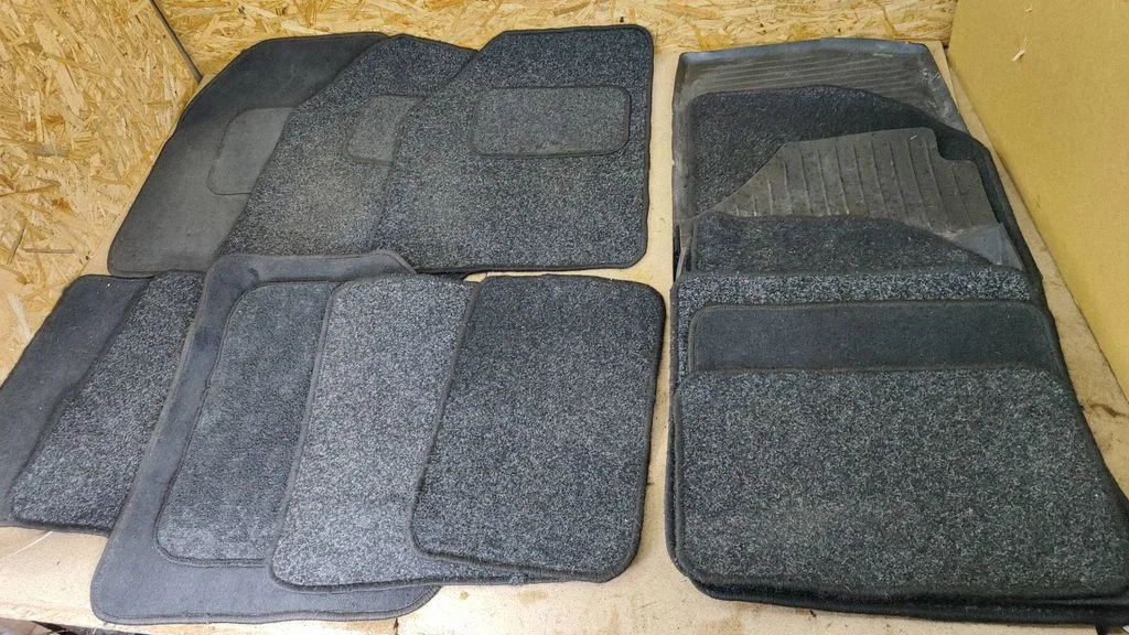 Car floor mat set – Dodge Grand Caravan (1996-2000)
