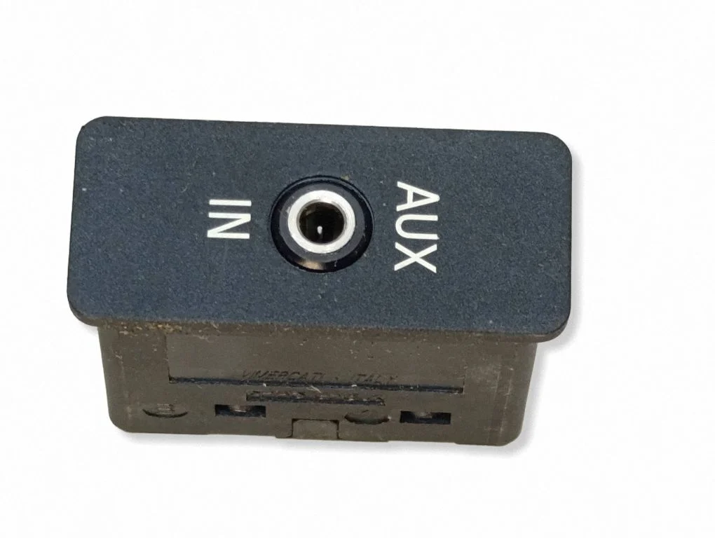 AUX in-socket connector 6930561