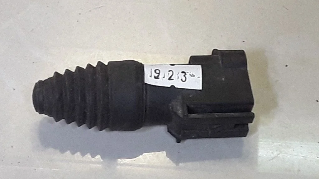 Czujnik otwarcia maski – Opel Vectra B (1996-2002)