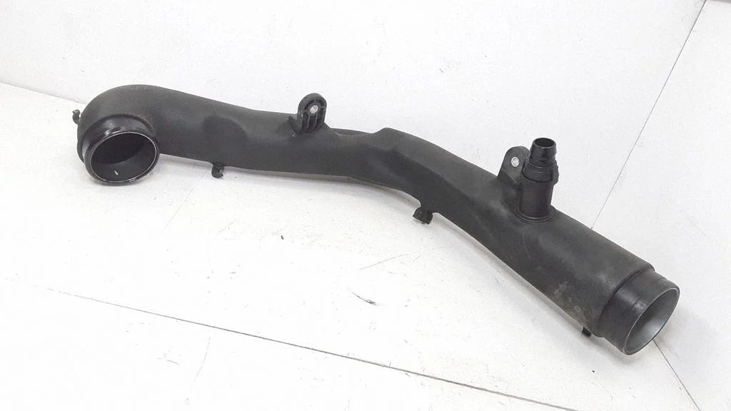 Intercooler pipe mounting bracket – Audi A3 S3 8P (2003-2012)