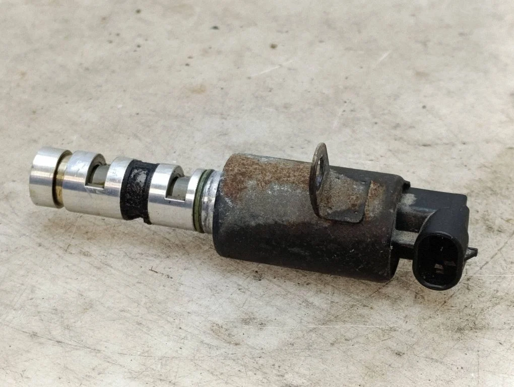Camshaft vanos timing valve 243553E000