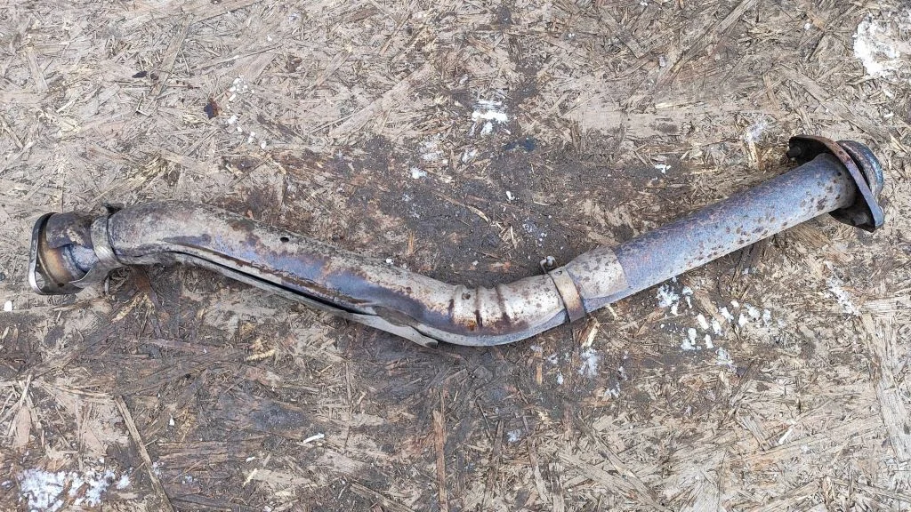 Muffler pipe connector clamp