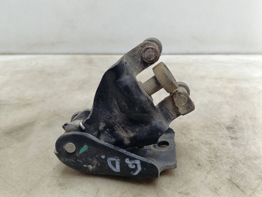 Sliding door middle roller runner