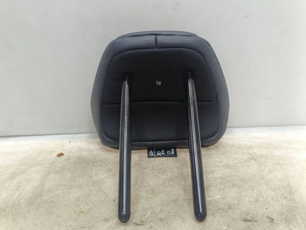 Rear seat headrest – centre
