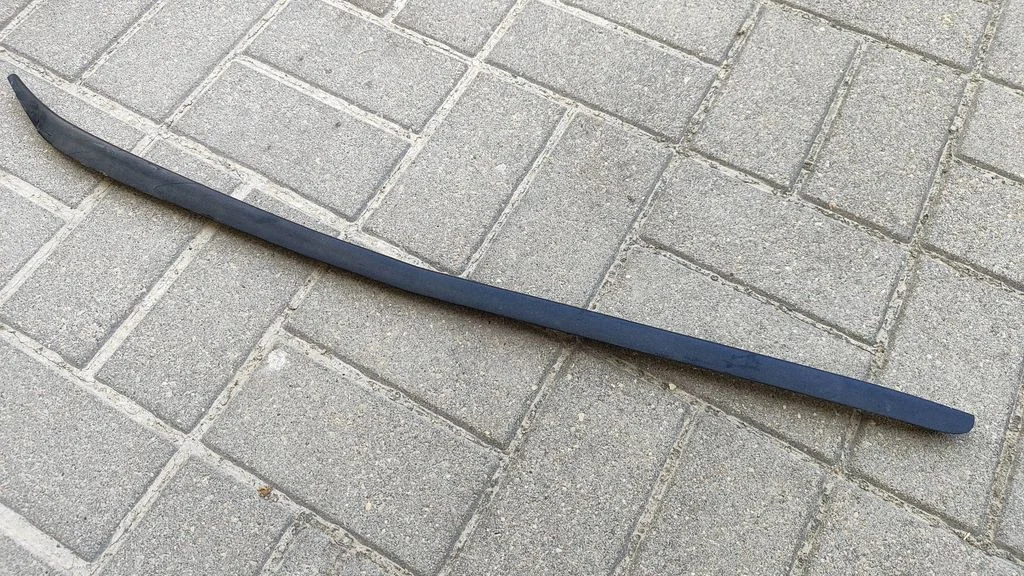 Esiukse klaasi liist 4F0834327