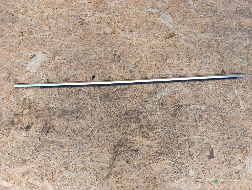 Priekšējo durvju stikla apdare – Volkswagen e-Golf (2014-)