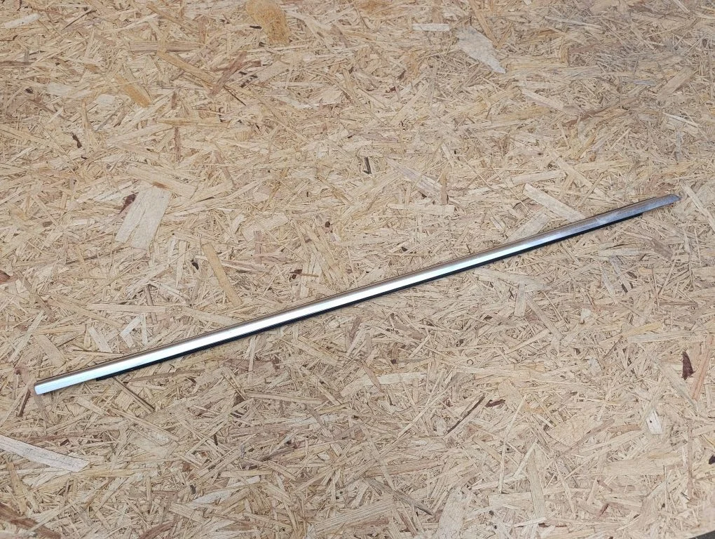 Front door glass trim molding 3C4837476D