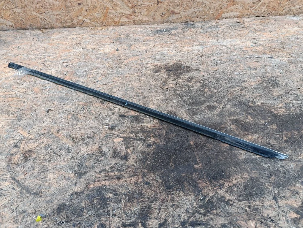 Front door glass trim molding 3B0837476