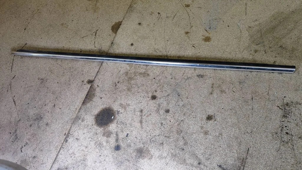 Front door glass trim molding – Volkswagen Passat B5.5 (2001-2005)