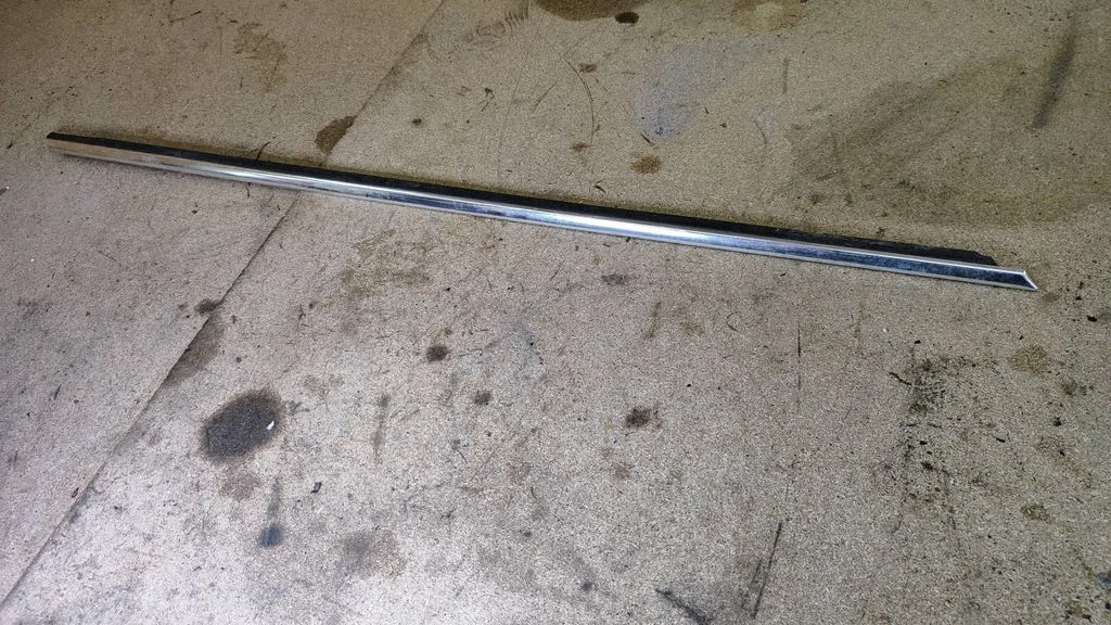 Front door glass trim molding – Volkswagen Passat B5.5 (2001-2005)