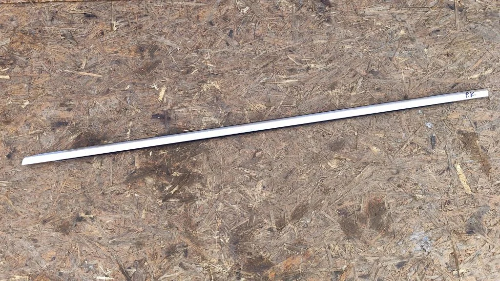 Front door glass trim molding 3C4837475