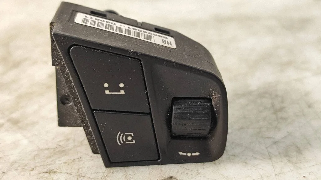 Steering wheel buttons/switches 96628661
