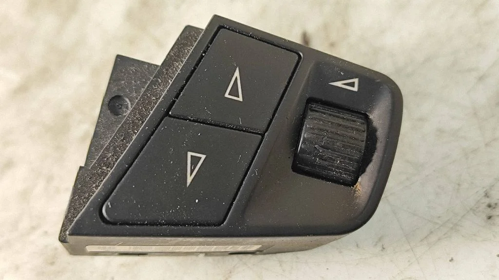 Steering wheel buttons/switches 96628662
