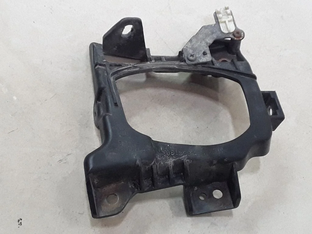 Fog light bracket – Mazda 3 I (2007-2008)
