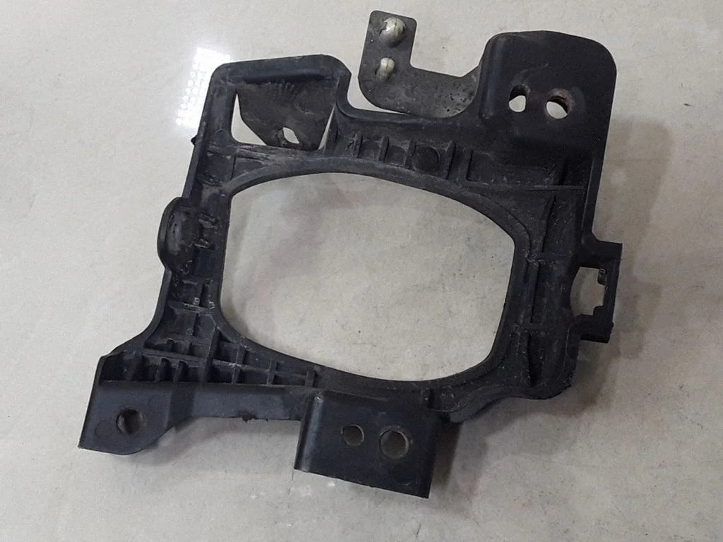 Fog light bracket – Mazda 3 I (2007-2008)
