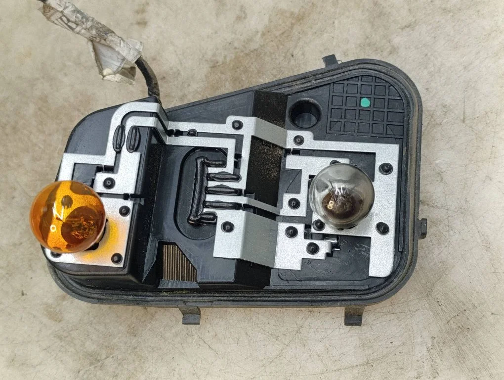 Pokrywa oprawki lampy tylnej – Volkswagen Touareg I (2002-2010)