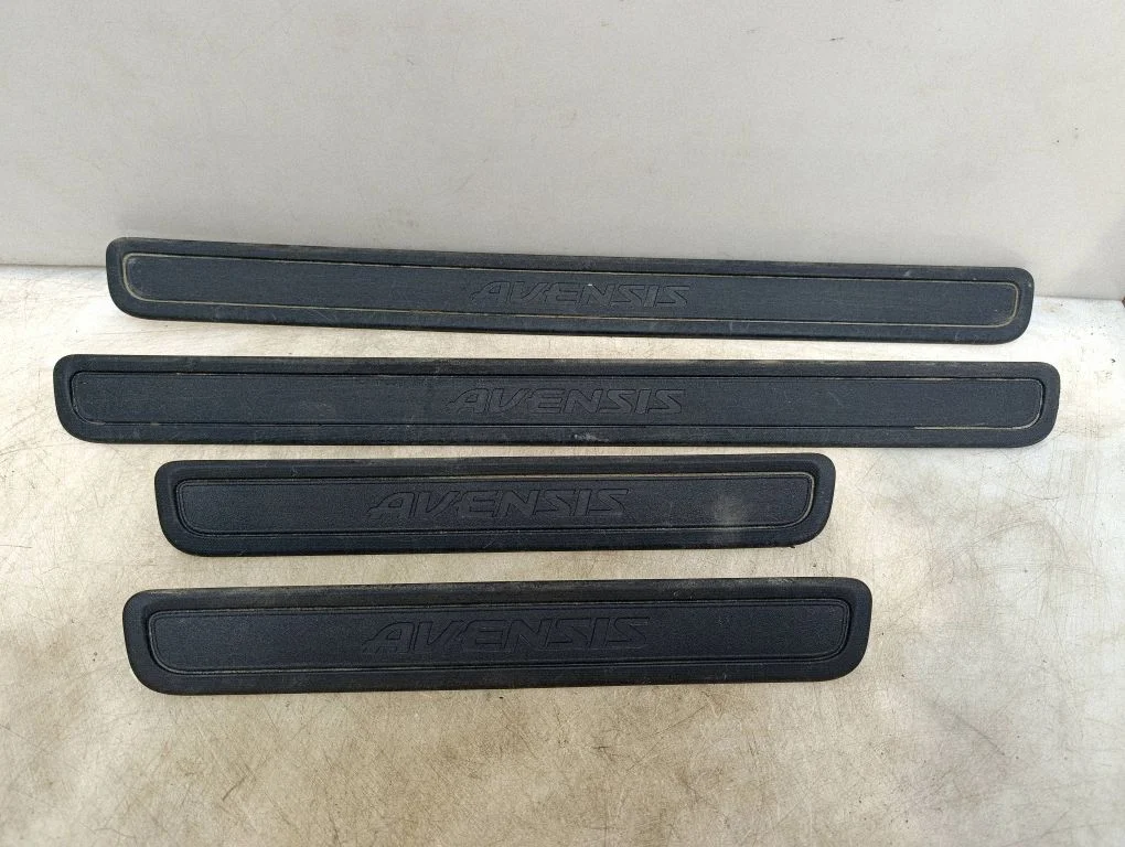 Listwy progowe wewnętrzne (komplet) – Toyota Avensis T270 (2009-2012)