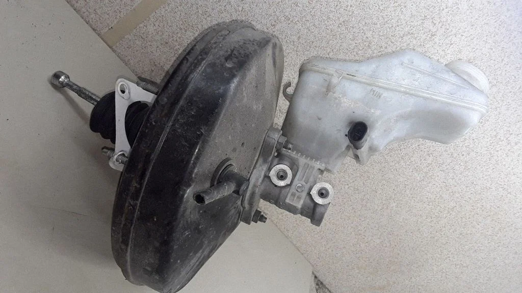 Brake booster 204Y21766