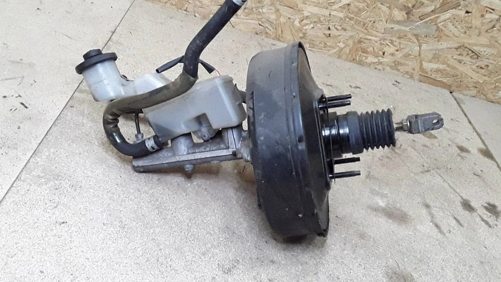 Brake booster – Toyota Matrix (E130) (2001-2008)