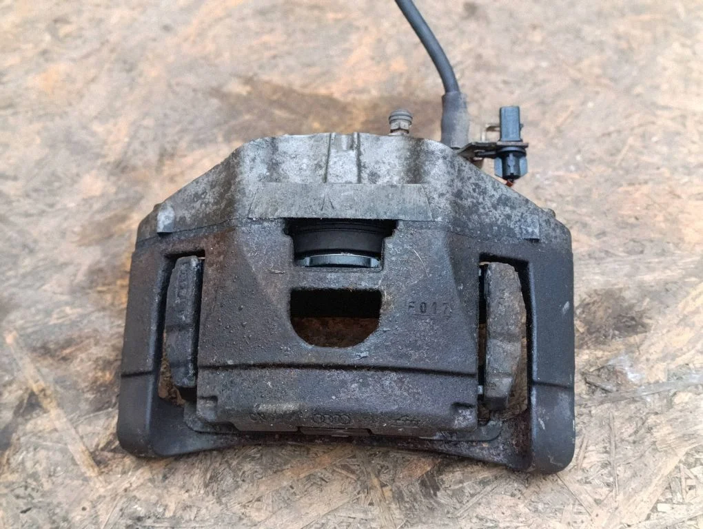 Zacisk hamulcowy przedni – Audi A4 S4 B7 8E 8H (2005-2008)