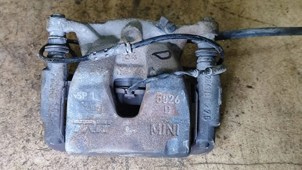 Front brake caliper – left