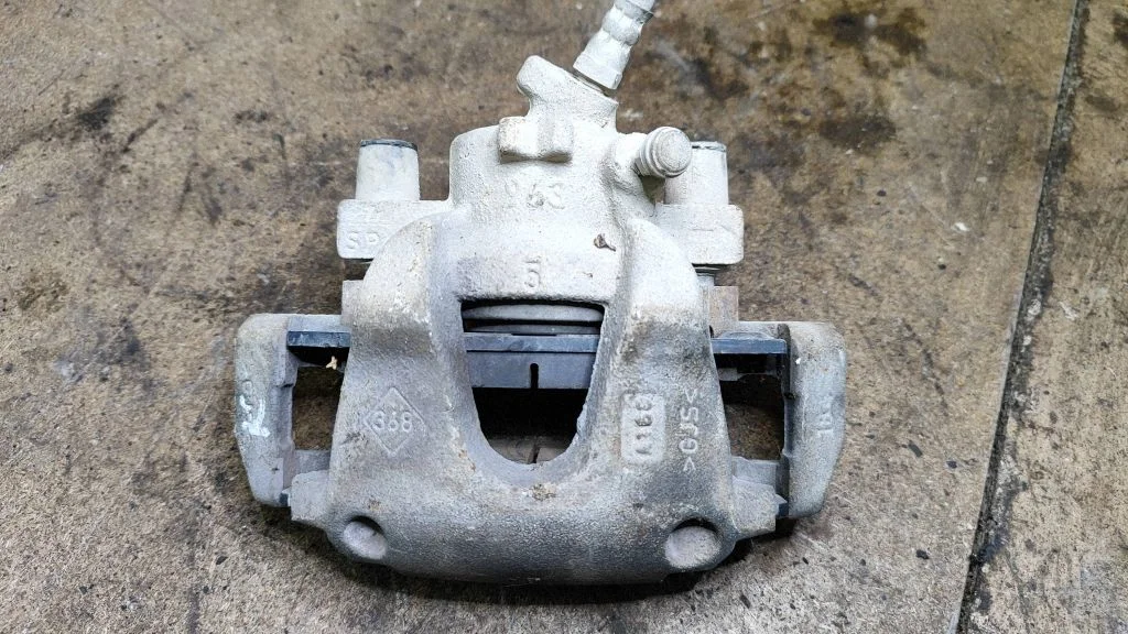Front brake caliper – left