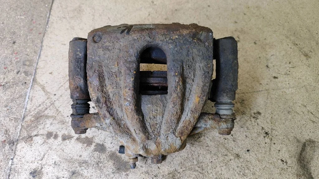 Front brake caliper – left