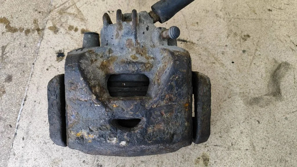 Front brake caliper – left