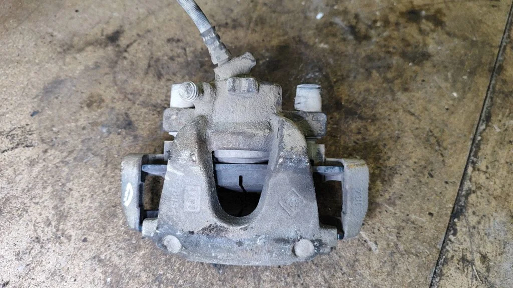 Front brake caliper – right