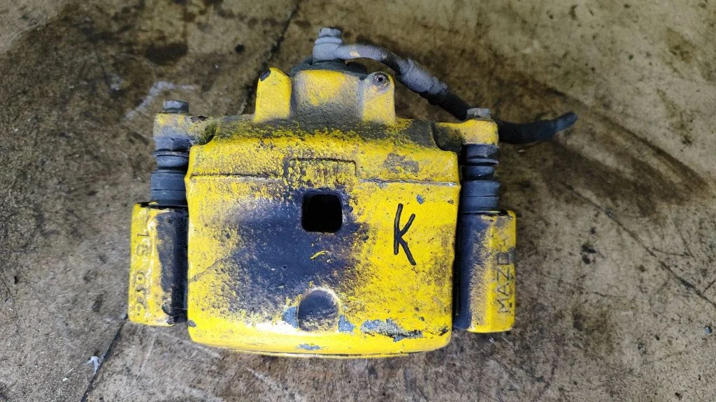Front brake caliper – left