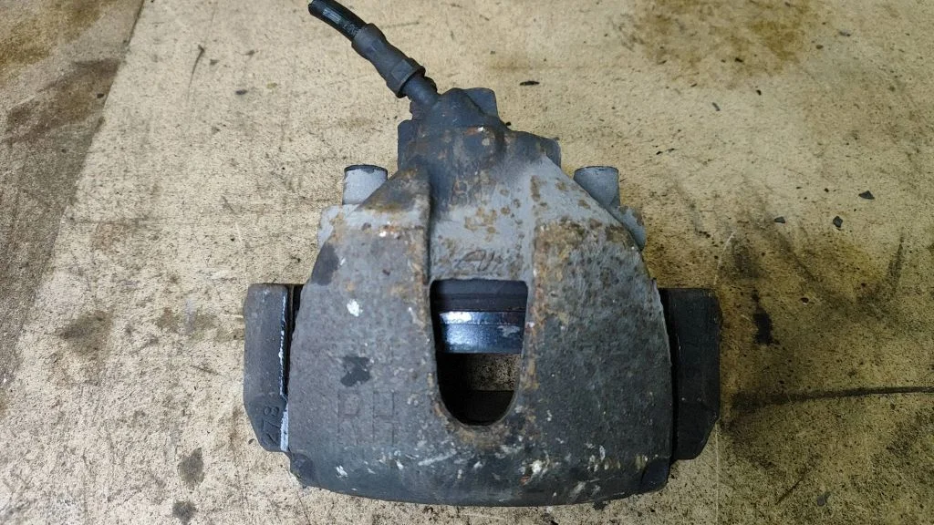 Front brake caliper – right