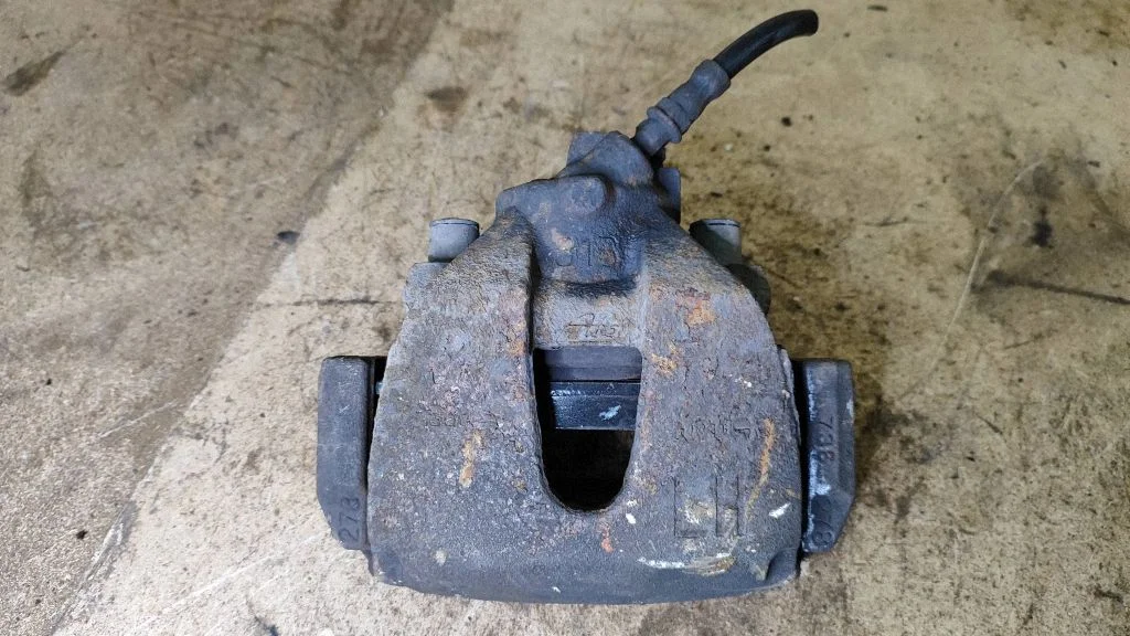 Front brake caliper – left