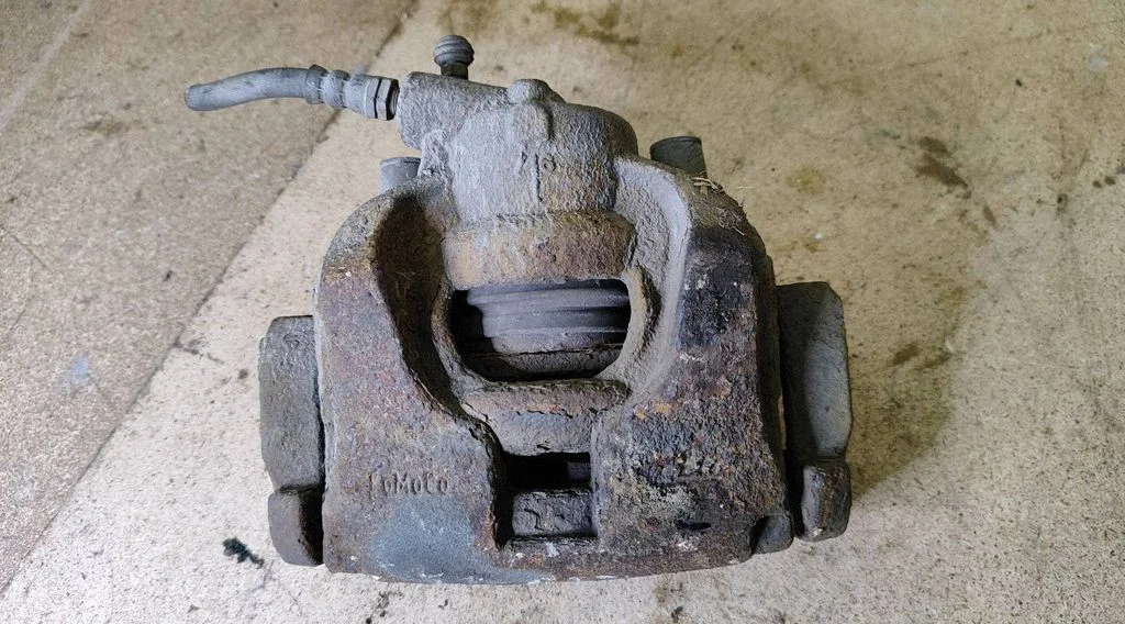 Front brake caliper – right
