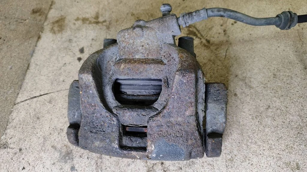 Front brake caliper – left