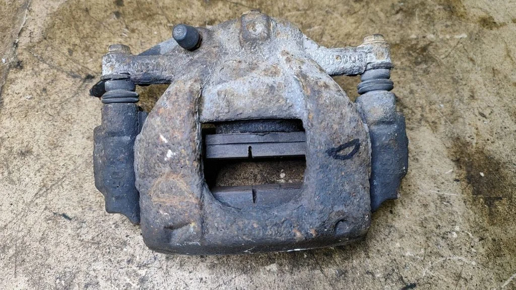 Front brake caliper – right