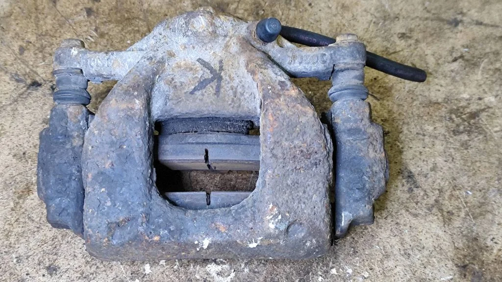 Front brake caliper – left