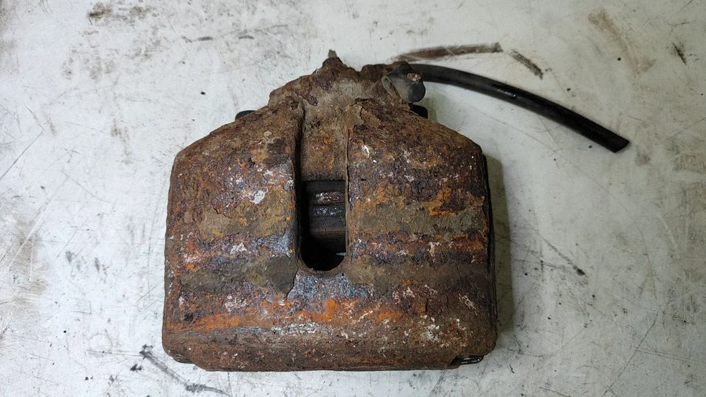 Front brake caliper – left