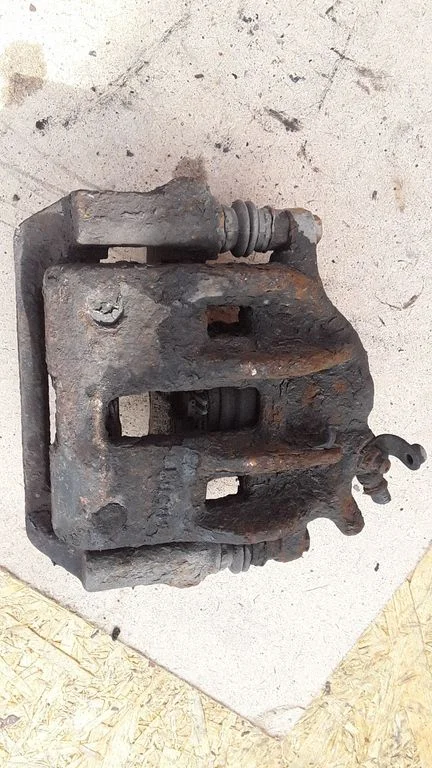 Front brake caliper – left