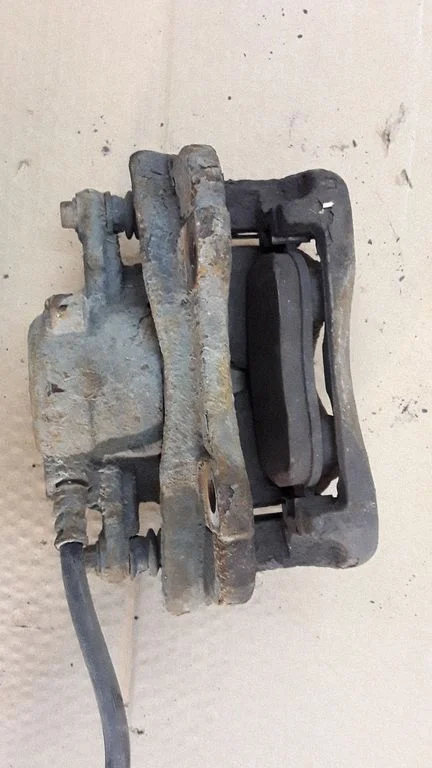 Front brake caliper – left