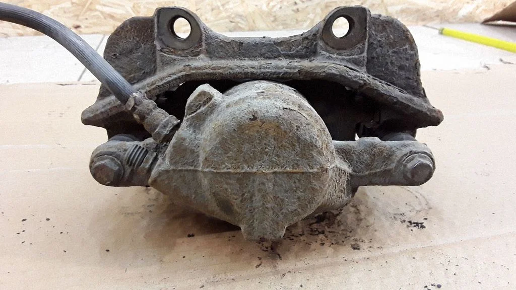 Front brake caliper – right