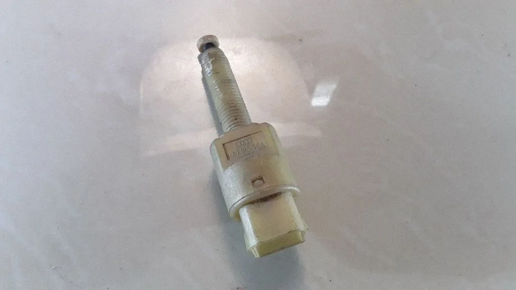 Brake pedal sensor switch – Volkswagen Passat B5 (1997-2000)