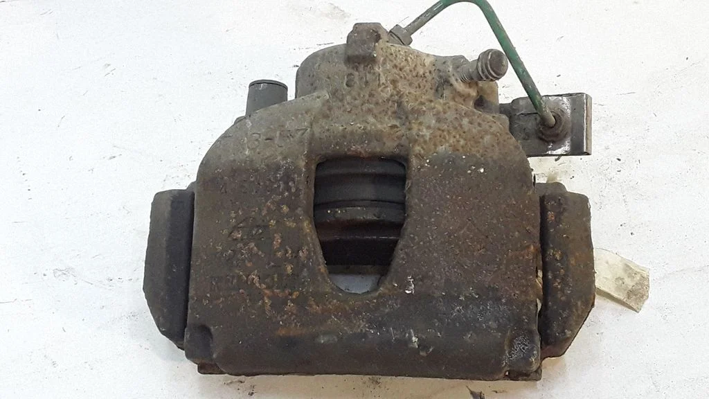 Front brake caliper – left