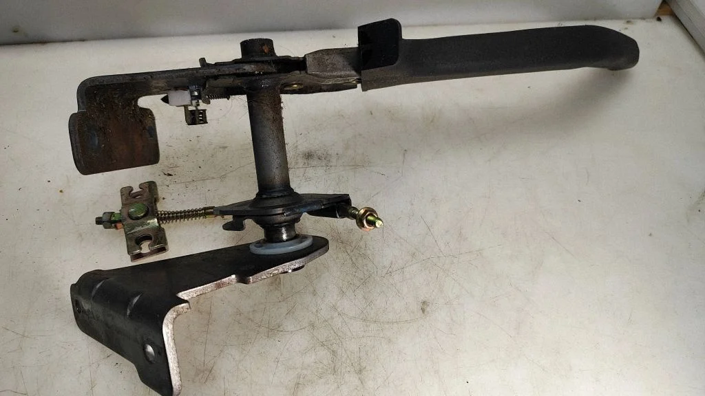 Handbrake/parking brake lever assembly – Hyundai Santa Fe (2006-2012)