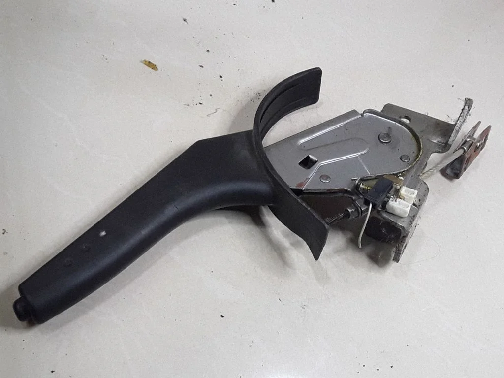 Handbrake/parking brake lever assembly – Nissan Micra (2003-2007)
