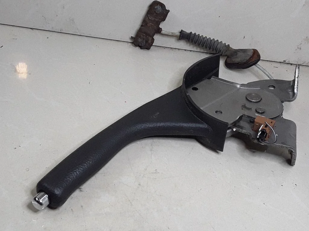 Handbrake/parking brake lever assembly – Toyota Avensis T250 (2006-2009)