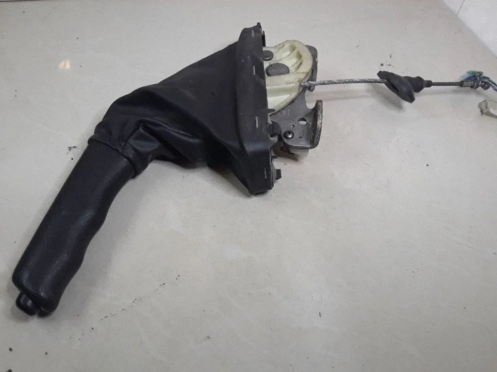 Handbrake/parking brake lever assembly – Ford Focus (1998-2004)