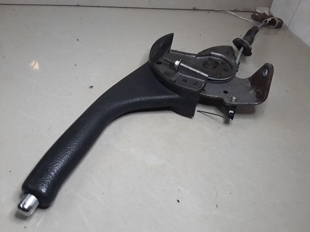 Handbrake/parking brake lever assembly – Toyota Avensis T250 (2006-2009)