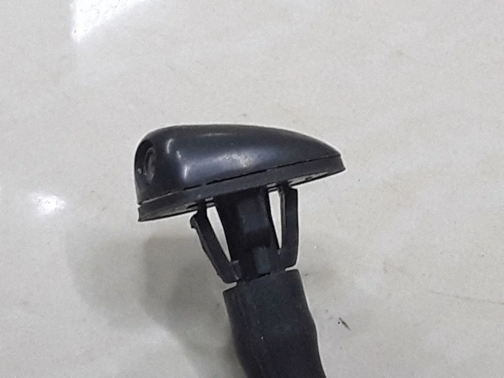 Windshield washer spray nozzle