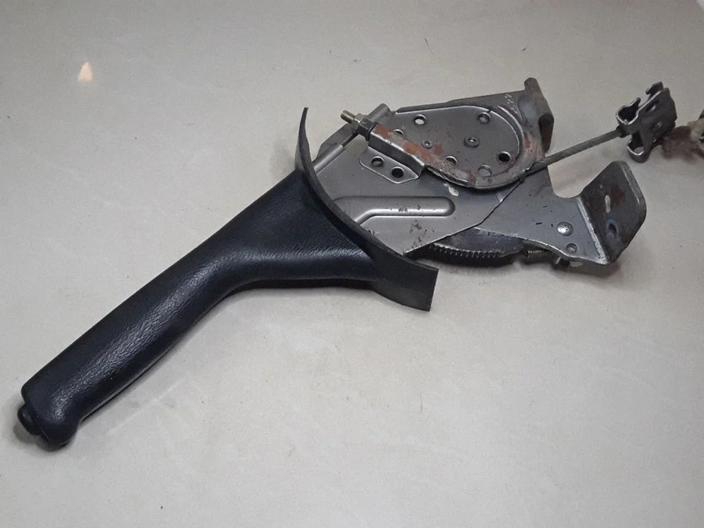 Handbrake/parking brake lever assembly – Subaru Outback (1999-2003)