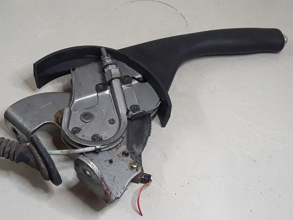 Handbrake/parking brake lever assembly – Toyota Corolla Verso E121 (2001-2004)